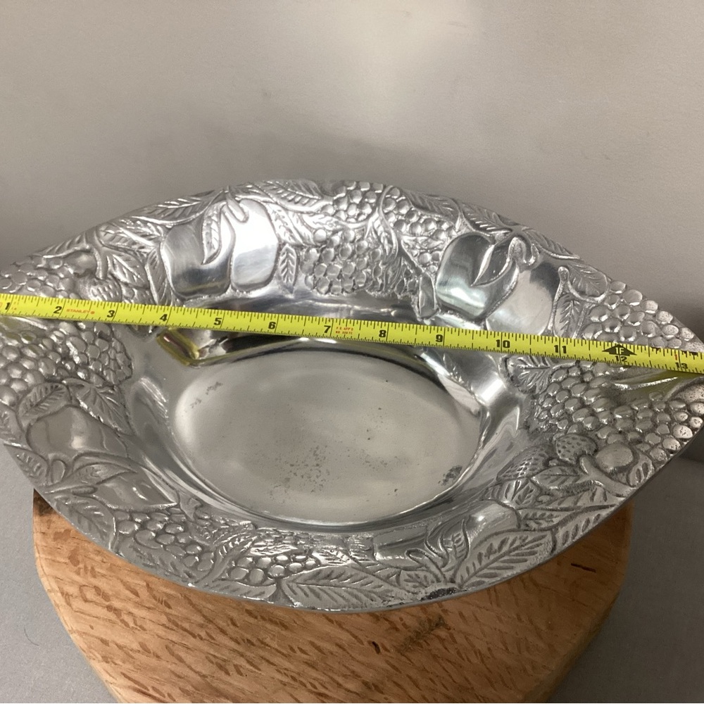 ⚫️ Vintage Cast Aluminum or Pewter Large Fruit / Salad / Serving / Display Bowl - Picture 11 of 14